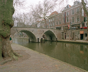 828209 Gezicht op de gerestaureerde Weesbrug te Utrecht, vanaf de werf aan de westzijde van de Oudegracht, naar het ...